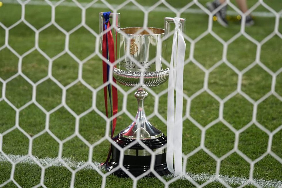 Archivo - El trofeo de la Copa del Rey Mapfre en La Cartuja.