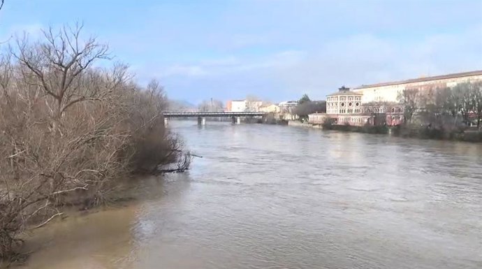 Sin incidencias de relevancia esta noche al paso de la crecida del Ebro en Logroño, aunque se sigue pidiendo "prudencia"