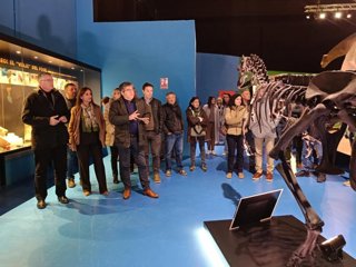 Legendark muestra la réplica de un esqueleto de alosaurio.