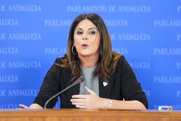 La portavoz adjunta del Grupo Parlamentario Socialista, Ángeles Férriz, durante la ronda de ruedas de prensa de portavoces de los grupos parlamentarios en el Parlamento de Andalucía, a 18 de febrero de 2026 en Sevilla (Andalucía, España). Los portavoces d