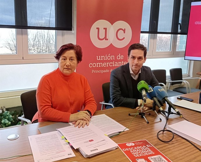 Rueda de prensa del gerente de la Unión de Comerciantes del Principado de Asturias, Fernando Clavijo, junto a la asesora legal y ex gerente de la entidad, Carmen Moreno, en la sede de la entidad, en Gijón.