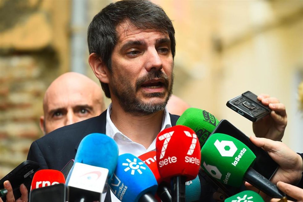 Archivo - El ministro de Cultura, Ernest Urtasun, atiende a los medios de comunicación.