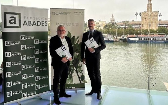 El director Gerente de la ROSS, Jordi Tort y el director de la Fundación Abades, Manuel de Medio, en la firma de un acuerdo de colaboración entre ambas entidades.