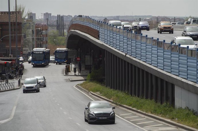 Archivo - Varios vehículos circulan por el conocido como 'Scalextric' de la M-30, en Puente de Vallecas, en Madrid (España), a 31 de marzo de 2021.