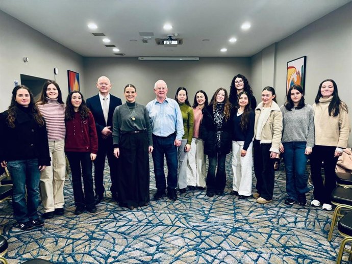 La presidenta del Govern, Marga Prohens, durante su visita a las estudiantes becadas en Cork.