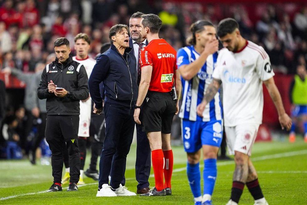 Matias Almeyda, entrenador del Sevilla FC, ve la tarjeta roja en un partido de LaLiga EA Sports 2025-26.