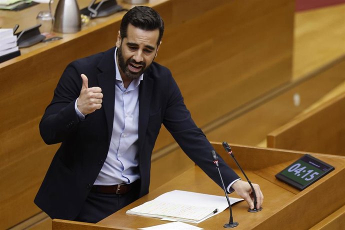 El secretario de organización de PSPV-PSOE, José Muñoz, durante una sesión de control, en Les Corts, a 18 de febrero de 2026, en Valencia, Comunidad Valenciana (España)