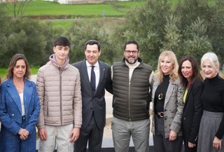 El presidente de la Junta de Andalucía, Juanma Moreno (3i), posa en una foto junto al joven de 16 años, Julio Rodríguez (2i), que se significó en la ayuda y rescate de los heridos en el accidente ferroviario de Adamuz. A 18 de febrero de 2026 en Adamuz, C