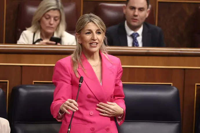 La vicepresidenta segunda y ministra de Trabajo y Economía Social, Yolanda Díaz, interviene durante una sesión de control al Gobierno.