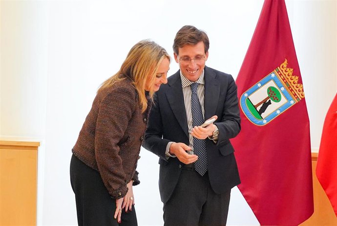 El alcalde de Madrid, José Luis Martínez-Almeida, y su homóloga en Granada, María Francisca Carazo Villalonga