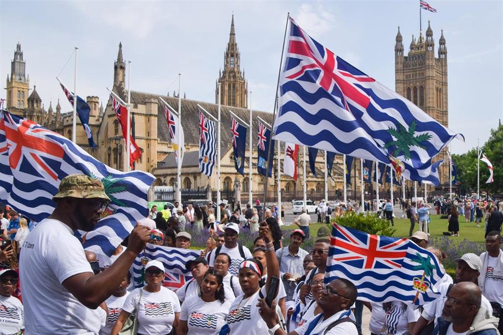 Archivo - Miembros de la comunidad de Chagos en Londres protesta contra la decisión de Reino Unido de devolver el territorio a Mauricio.