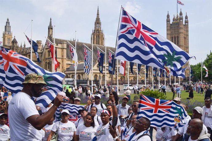 Archivo - June 20, 2025, London, England, United Kingdom: Members of the Chagossian community gather in Parliament Square in protest against the UK handover of Chagos Islands to Mauritius.