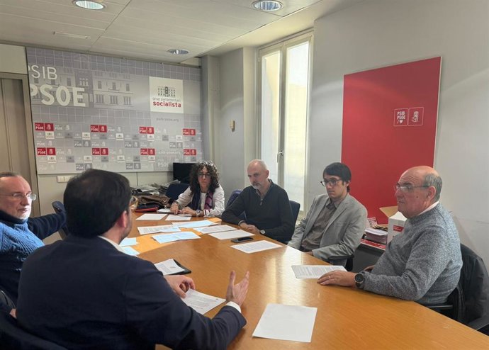 El PSIB propone una ley para anular las licencias para blindar a los taxis frene a Uber.