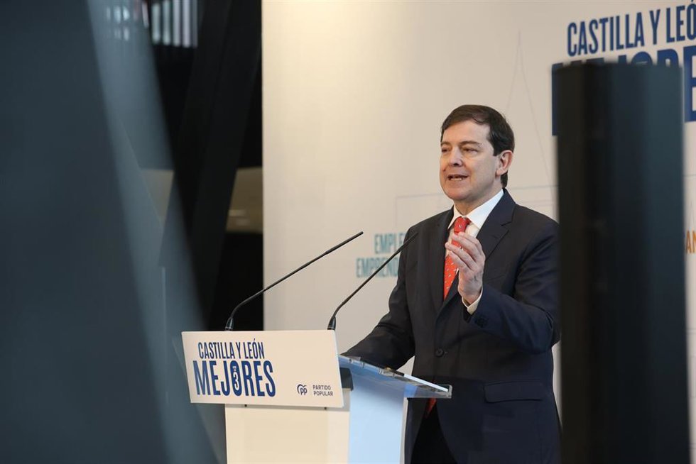 El presidente del PP de Castilla y León y candidato a la reelcción como presidente de la Junta, Alfonso Fernández Mañueco, en la presentación del programa electoral del partido para las elecciones del 15 de marzo, en León capital.