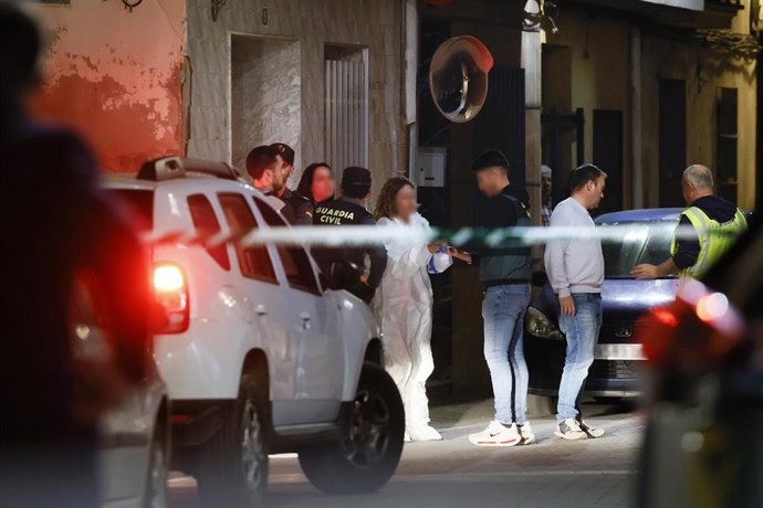 Varios agentes de la Guardia Civil investigan el suceso, a 17 de febrero de 2026, en Xilxes, Castellón, Comunidad Valenciana