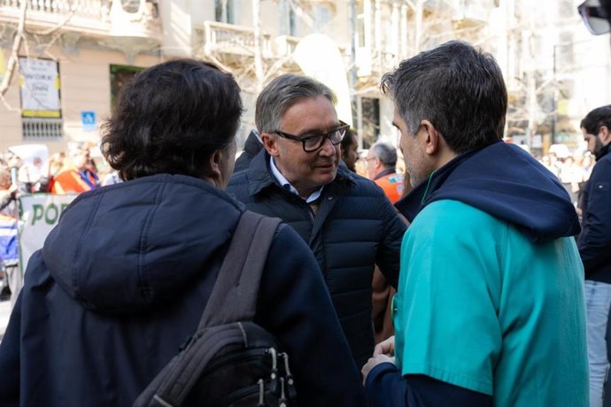 El portavoz del Grupo Parlamentario de Vox en Andalucía, Manuel Gavira, en el centro de la imagen