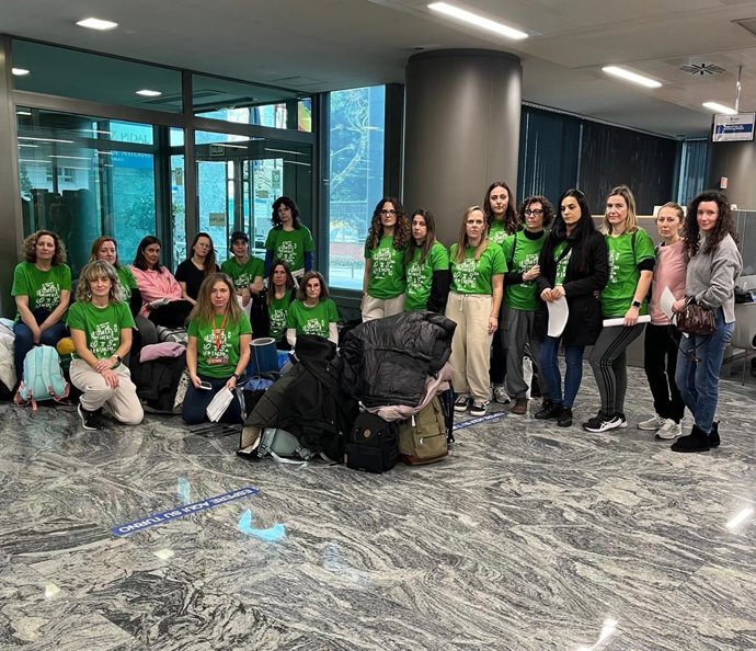 Trabajadoras de escuelas infantiles de Asturias encerradas en la Consejería de Hacienda.