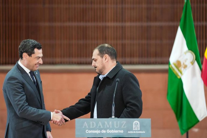 El presidente de la Junta de Andalucía, Juanma Moreno, saluda al alcalde de la localidad cordobesa de Adamuz, Rafael Moreno, tras el Consejo de Gobierno celebrado en este municipio.
