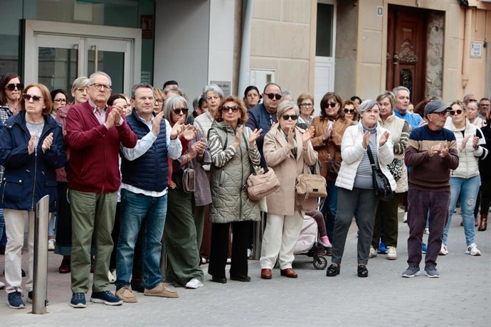 Vecinos de la localidad durante los minutos de silencio