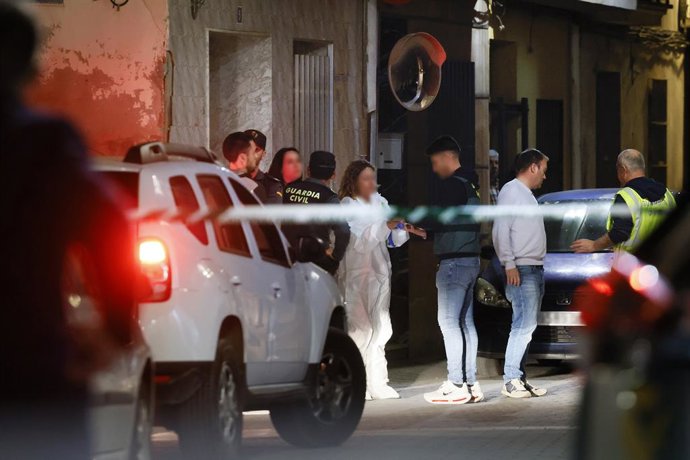 Diversos agents de la Guàrdia Civil investiguen el succés, a 17 de febrer del 2026, a Xilxes, Castelló, Comunitat Valenciana