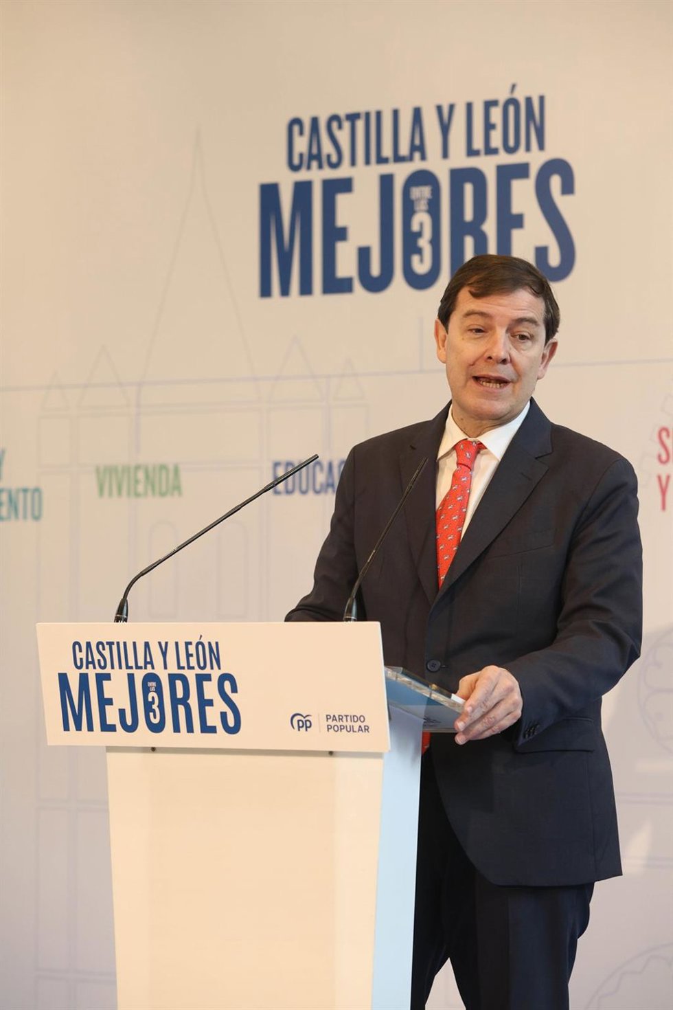 El presidente del PP de Castilla y León y candidato a la reelección como presidente de la Junta, Alfonso Fernández Mañueco, en el acto de presentación del programa electoral en el Palacio de Exposiciones y Congresos de León.