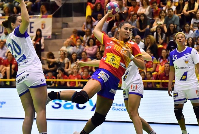 Archivo - Eli Cesáreo, durante un partido con la selección española de balonmano 