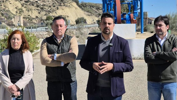 El parlamentario andaluz del PSOE por Almería Mateo Hernández Tristán junto a otros representantes socialistas.