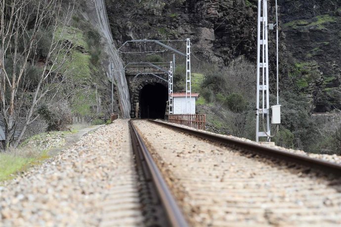 Estado de la vía del tren a su paso por la estación de Montefurado, a 17 de febrero de 2026, en Monforte, Galicia.