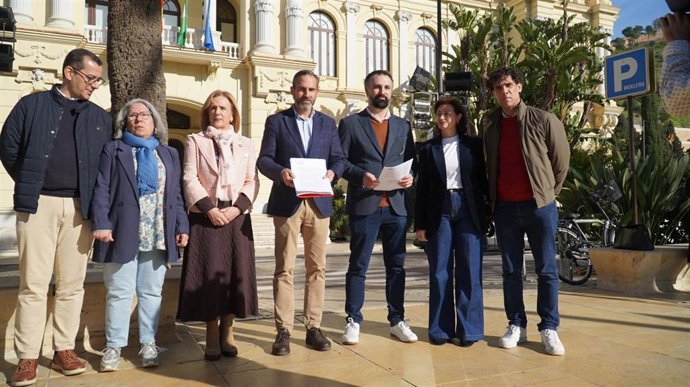 El portavoz municipal del PSOE, Daniel Pérez, junto a ediles socialistas