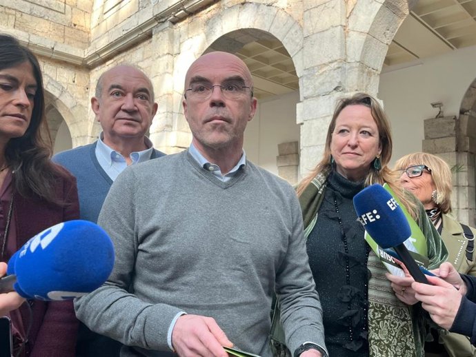 El eurodiputado y dirigente Jorge Buxadé en el Parlamento de Cantabria, acompañado por miembros autonómicos del partido