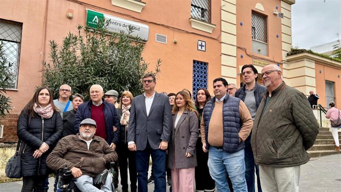 La parlamentaria socialista, Verónica Pérez, junto con el portavoz del PSOE de Utrera, José María Villalobos en una visita la municipio.
