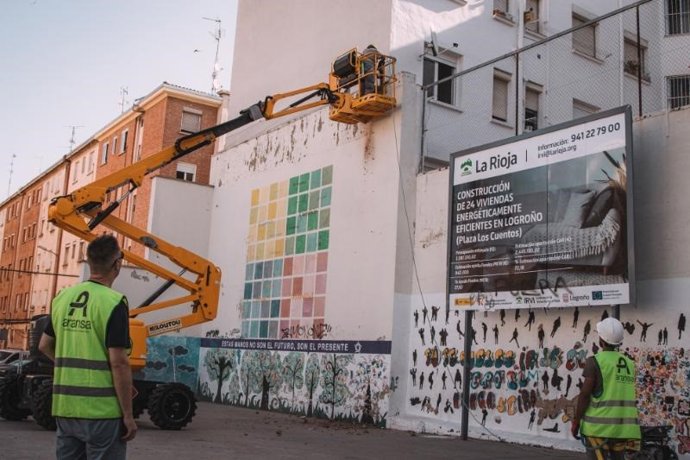 Archivo - Imagen de archivo del comiento de las obras de construcción de 24 viviendas de alquiler asequible en la Plaza de los Cuentos de Logroño