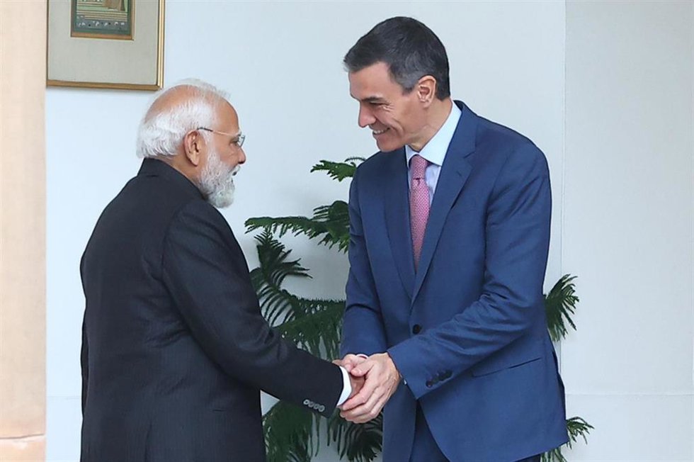 El presidente del Gobierno, Pedro Sánchez (d), mantiene un encuentro con el primer ministro de la República de la India, Narendra Modi (i), en Hyderabad House, a 18 de febrero de 2026, en Nueva Delhi (República de la India).