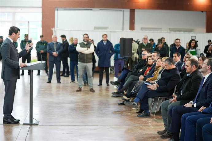 El presidente de la Junta de Andalucía, Juanma Moreno, durante la rueda de prensa posterior al Consejo de Gobierno al cumplirse un mes del trágico accidente ferroviario. A 18 de febrero de 2026 en Adamuz, Córdoba (Andalucía, España).  