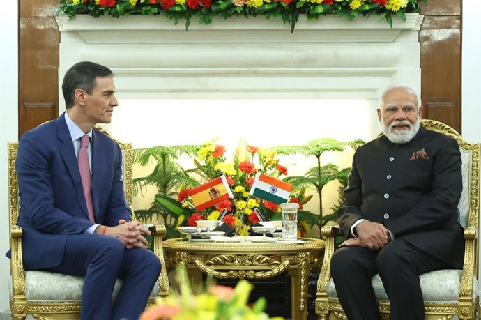 O presidente do Governo, Pedro Sánchez (à esquerda), mantém uma reunião com o primeiro-ministro da República da Índia, Narendra Modi (à direita), na Hyderabad House, em 18 de fevereiro de 2026, em Nova Deli (República da Índia). O presidente do Governo in