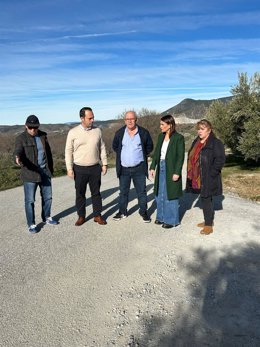 Representantes socialistas en su visita a Beas de Granada.
