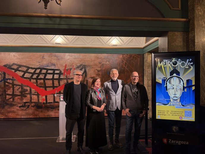 César Peris, Sara Fernández, Joaquín Murillo y Víctor Rebullida en la presentación de "Metrópolis"
