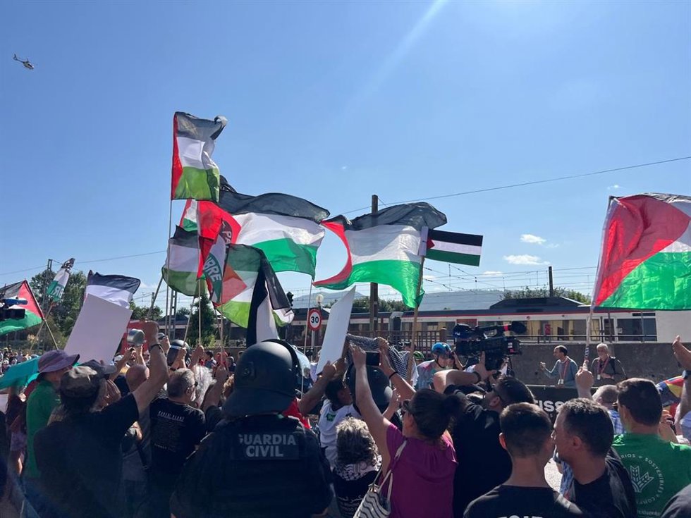 Archivo - Banderas de Palestina en la salida de La Vuelta en Cabezón de la Sal