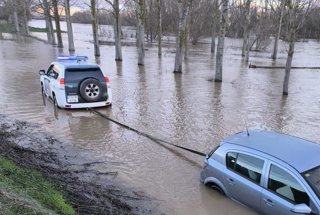 Rescate de un conductor atascado con su vehículo en Villaralbo (Zamora).