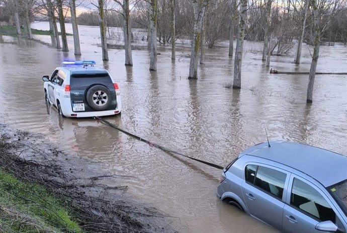 Rescate de un conductor atascado con su vehículo en Villaralbo (Zamora).