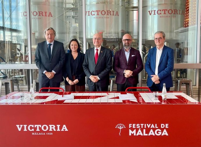 El alcalde de Málaga, Francisco de la Torre; el director general de Damm, Jorge Villavecchia; la edil de Cultura, Mariana Pineda; el director del Festival, Juan Antonio Vigar, y responsable de relaciones institucionales de Victoria, Sergio Ragel.