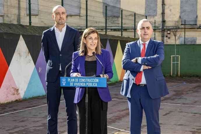 La presidenta de Cantabria, María José Sáenz de Buruaga, en el acto de inicio de la rehabilitación del edificio de La Inmobiliaria donde se construirán 12 viviendas sociales