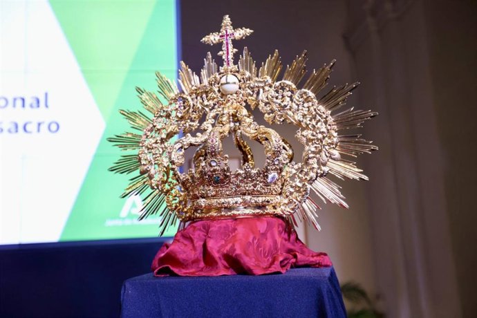 Elementos representativos de la artesania cofrade expuestos en imagen de archivo.