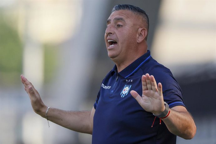 Futbol, Everton vs Huachipato. Fecha 3, Liga de Primera 2026. El entrenador de Huachipato Jaime Garcia es fotografiado durante el partido de primera division contra Everton disputado en el estadio Nicolas Chahuan de La Calera, Chile. 13/02/2026 Andres