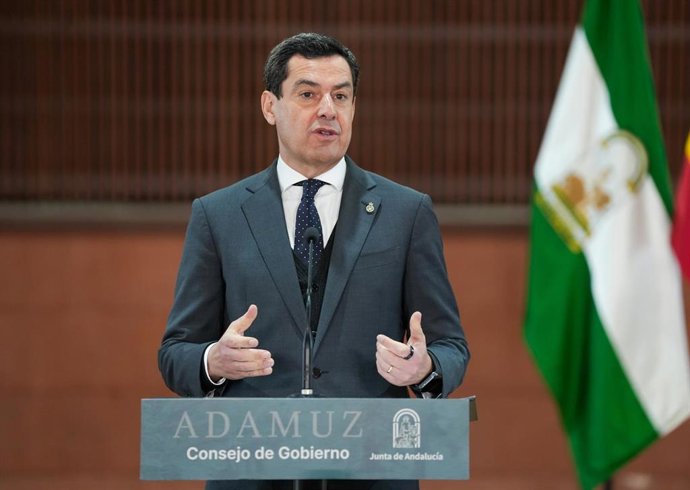 El presidente de la Junta de Andalucía, Juanma Moreno, este miércoles en la rueda de prensa posterior a la reunión del Consejo de Gobierno, celebrado en Adamuz (Cordoba) en el primer mes del accidente ferroviario. 