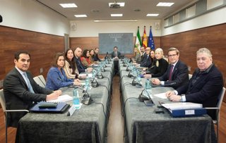 El presidente de la Junta de Andalucía, Juanma Moreno (c) preside la reunión del Consejo de Gobierno celebrado en Adamuz (Córdoba) al cumplirse un mes del trágico accidente ferroviario.