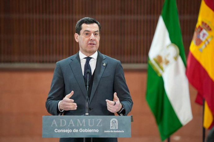 El presidente de la Junta de Andalucía, Juanma Moreno, durante la rueda de prensa posterior al Consejo de Gobierno celebrado al cumplirse un mes del trágico accidente ferroviario. A 18 de febrero de 2026 en Adamuz, Córdoba (Andalucía, España).  