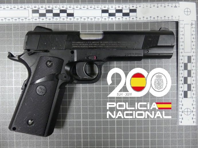 Pistola incautada.