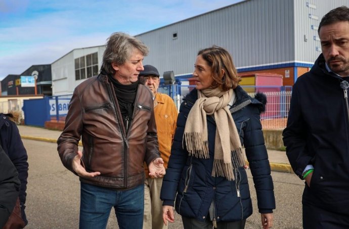 El secretario general del PSOE de Castilla y León y candidato a la Presidencia de la Junta, Carlos Martínez, y la la portavoz del Grupo Municipal Socialista en el Ayuntamiento de Madrid, Reyes Maroto, en Venta de Baños (Palencia).