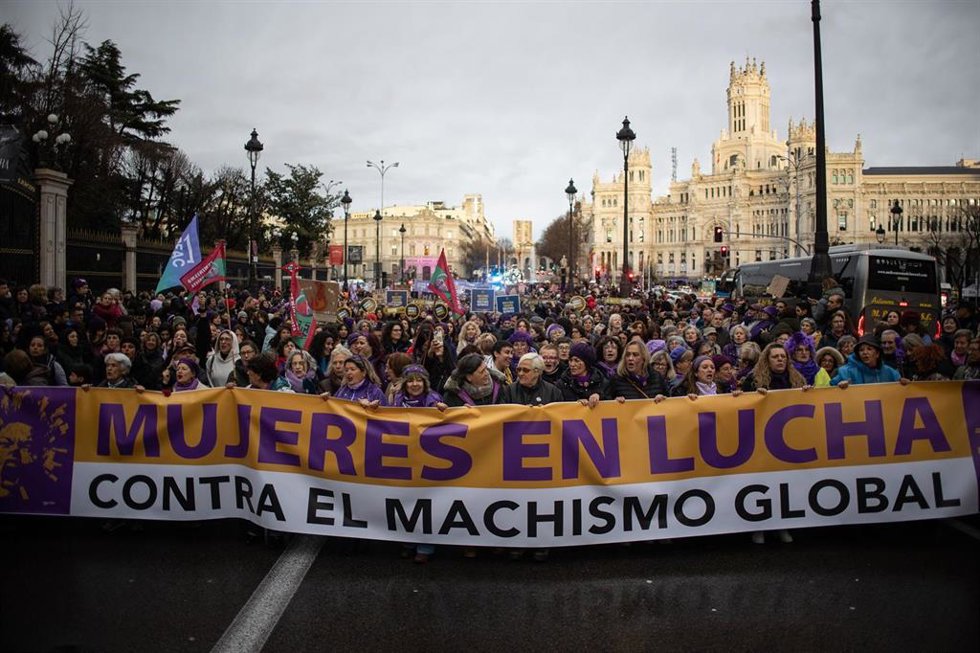 Archivo - Decenas de personas durante la manifestación organizada por el Movimiento Feminista de Madrid por el 8M, a 8 de marzo de 2025, en Madrid (España). 